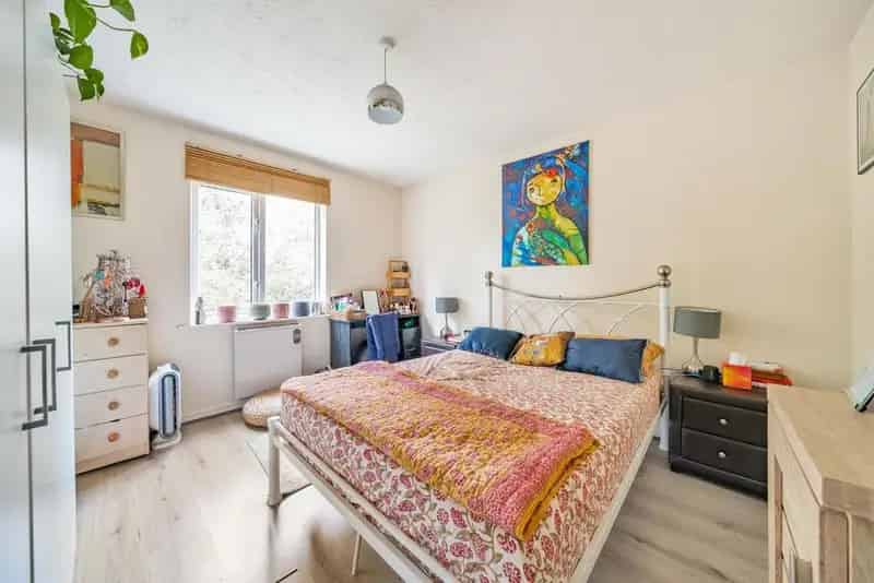 Two Bedroom Apartment Kingston Gated Development Private Parking