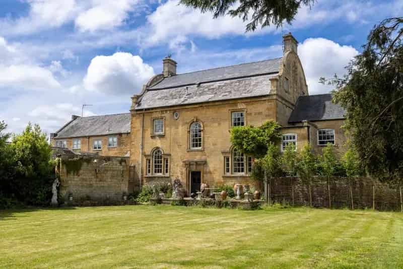 6 Bedroom House For Sale
