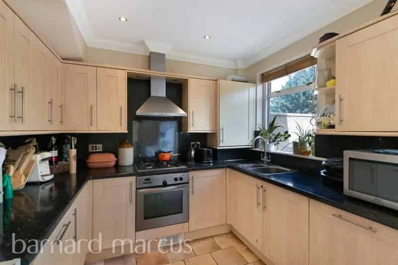 3 Bedroom Mid Terrace House in Mitcham Cricket Green