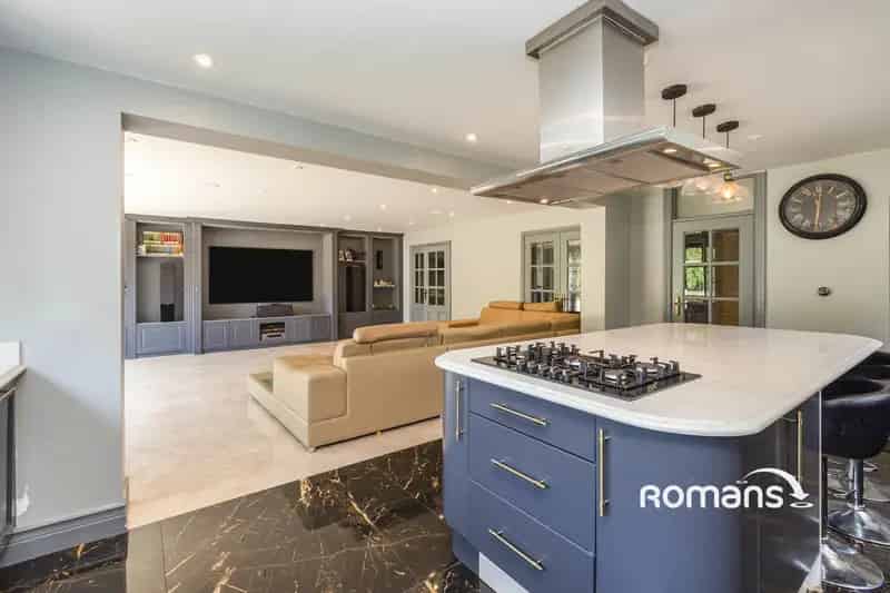 5 Bedroom Detached House To Let