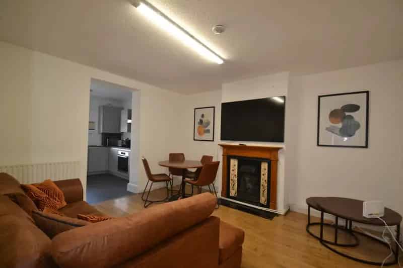 4 Bedroom Semi Detached House to Rent Near South Ealing Station