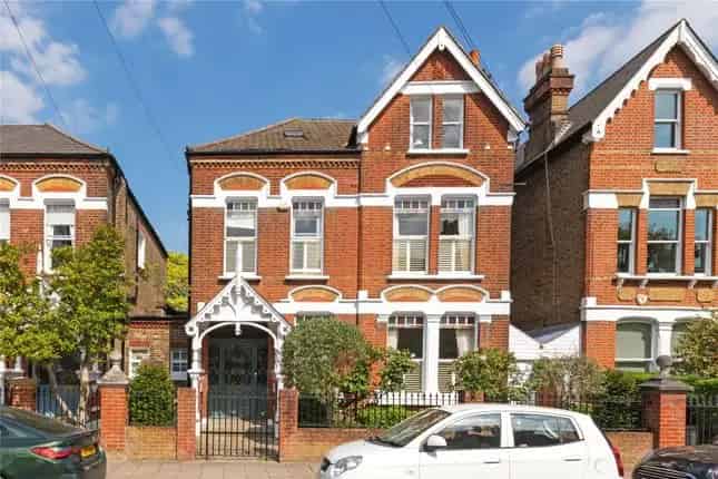 7 Bedroom Family Home Near Wandsworth Common