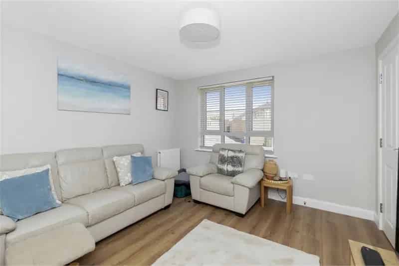 3 Bed Semi Detached House Edinburgh