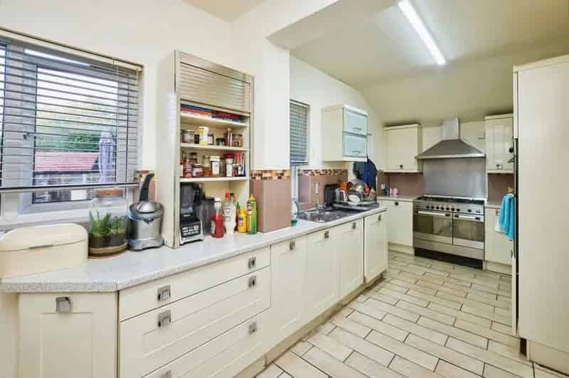 Large Detached Family Home Six Bedrooms Three Bathrooms