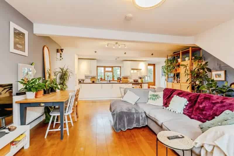 Modern 2-Bed House Near North Street  Wapping Wharf