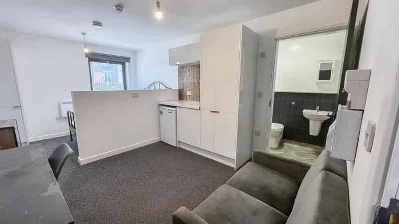1 Bedroom House Share: Stylish Studio Pod for Students and Professionals