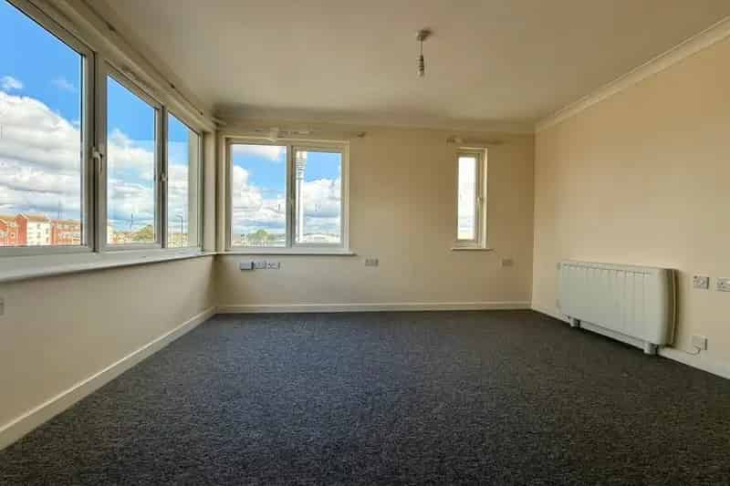 One Bedroom Flat Town Centre Bright Spacious Modern Kitchen