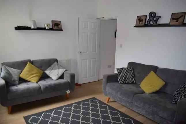 Furnished Room in Modern Kingswood House Share