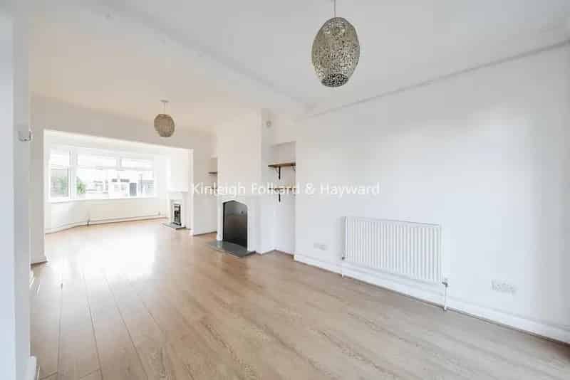 Three Bedroom Family Home with Garden and Parking