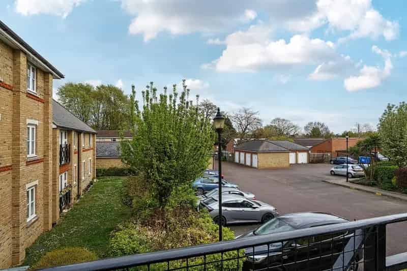 Spacious One Bedroom Apartment Near Gordon Hill Station