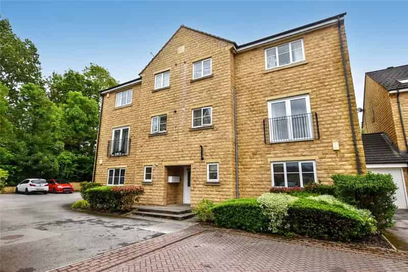 Spacious 2-Bed Apartment in Guiseley with Parking and Woodland Views