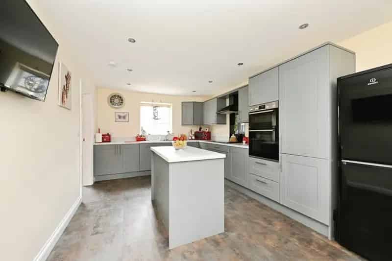 3 Bed Detached House with Garden and Ample Parking