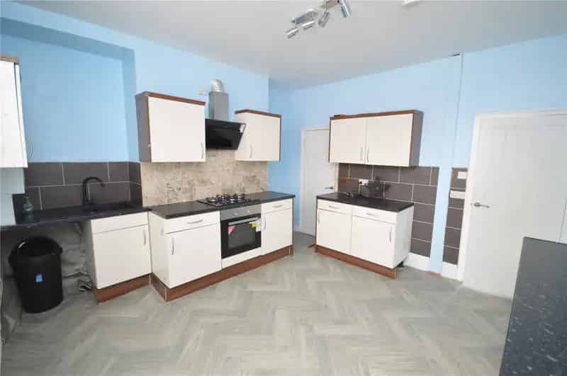 Four Bedroom End Terrace House Near M62 M1 Motorways