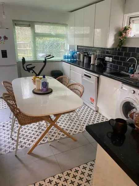 2 Bed Ground Floor Flat East Finchley Huge Garden Parking