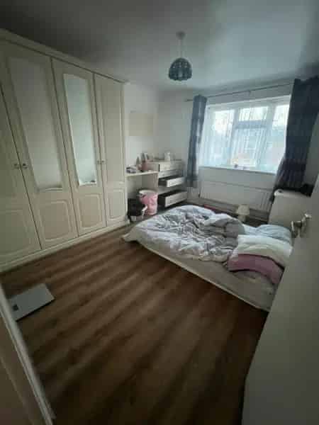 2 Bedroom Ground Floor Flat with Garden and Sheds