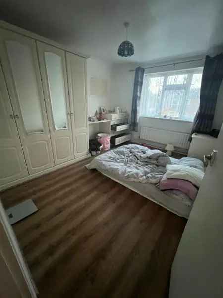 Flat For Rent in Woking, England