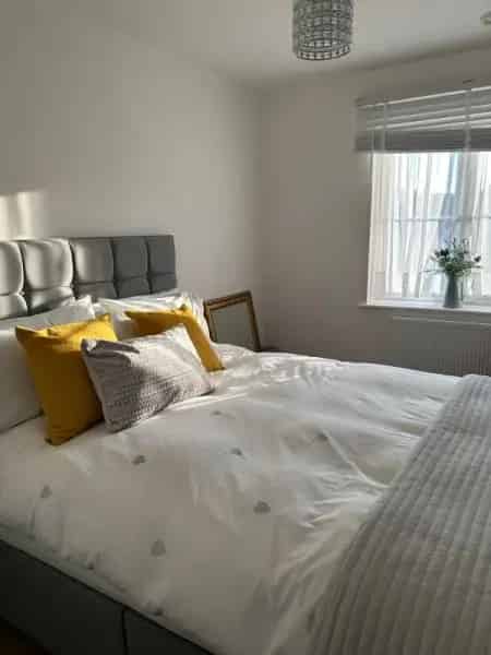 Spacious Ground Floor Flat Near Shops and Transport