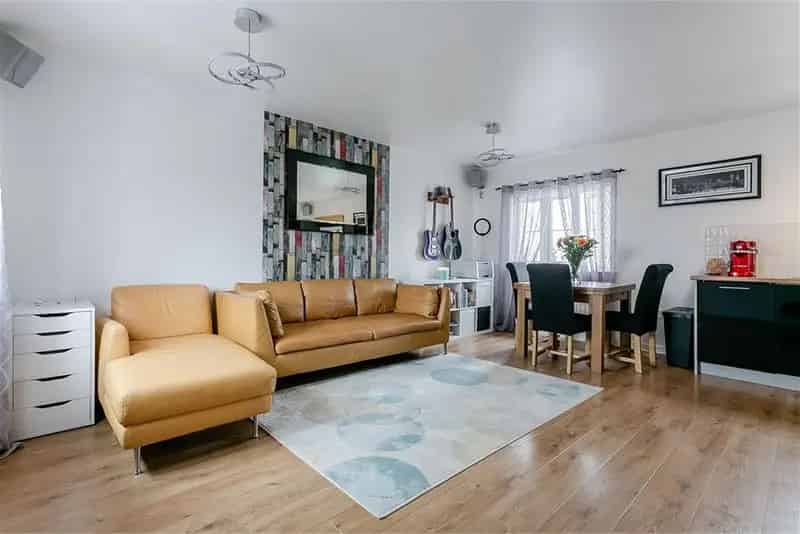 2 Bed Flat Upper Villa with Garage and EV Charger Bonnyrigg