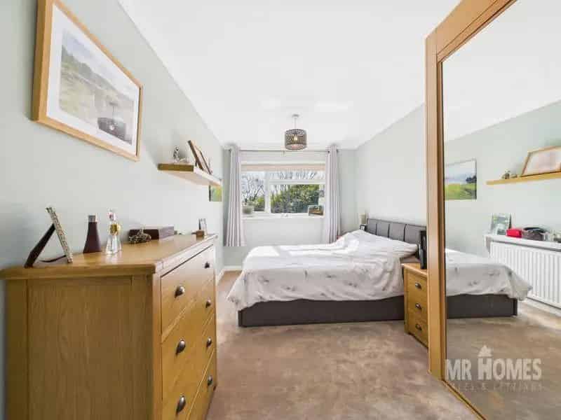 3 Bedroom Maisonette For Sale