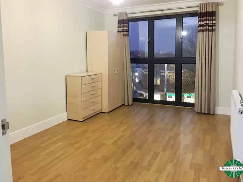 3 Bedroom Flat to Rent Stratford Available August 5th