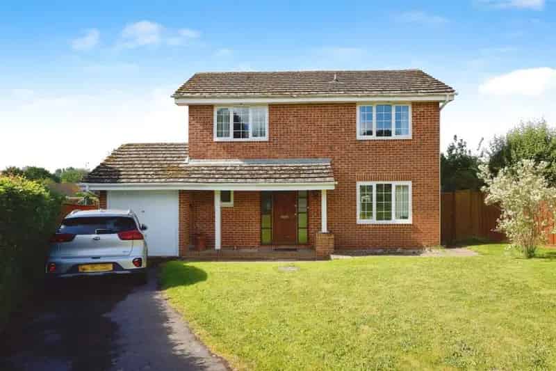 Four Bedroom Detached House with Large Garden and Country Views
