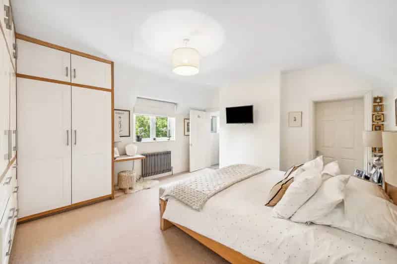 4 Bedroom Semi-Detached House Kingston Hill Near Richmond Park