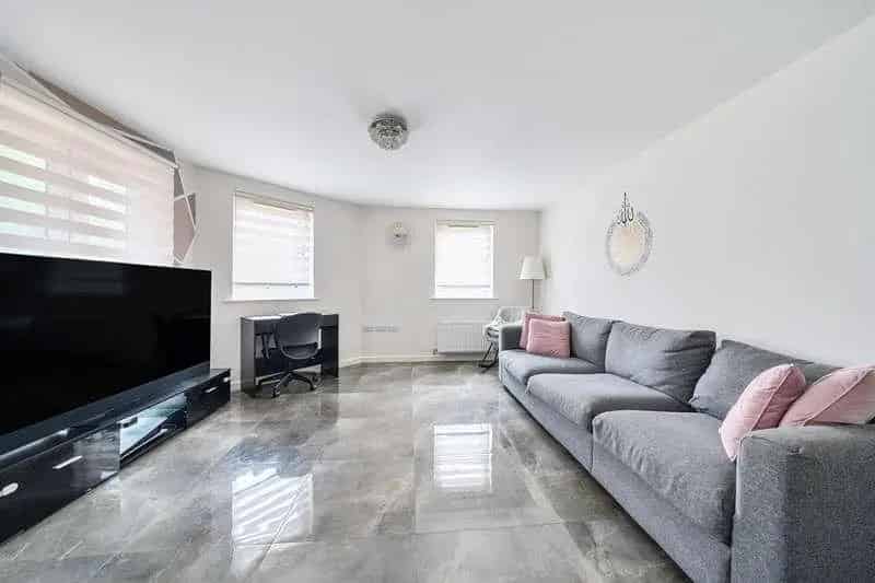1 Bed Flat for Sale - Prime Location near Tube Stations