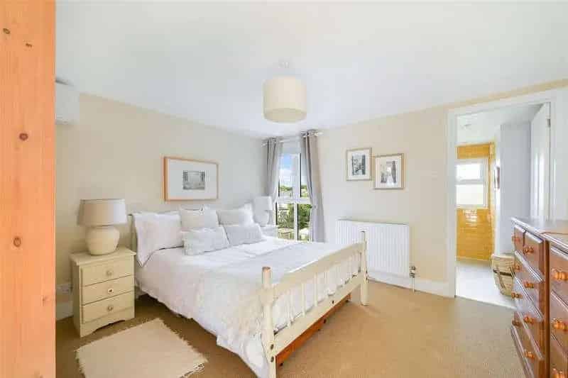 3 Bed House for Sale in Epsom - Family Home near Station