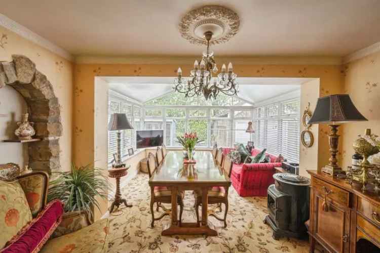 3 Bed Semi-Detached House with Garage and Gardens