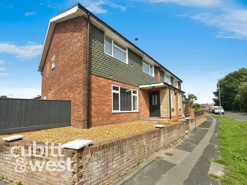 4 Bedroom End of Terrace House to Rent