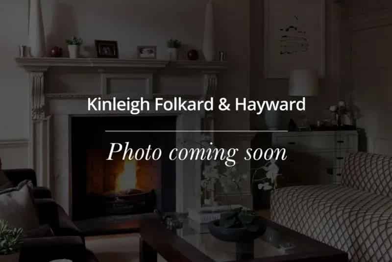 Two Bedroom Flat Centrally Located with Excellent Transport Connections