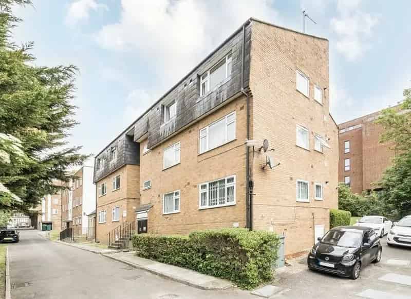 Spacious Top Floor Apartment near Streatham Hill