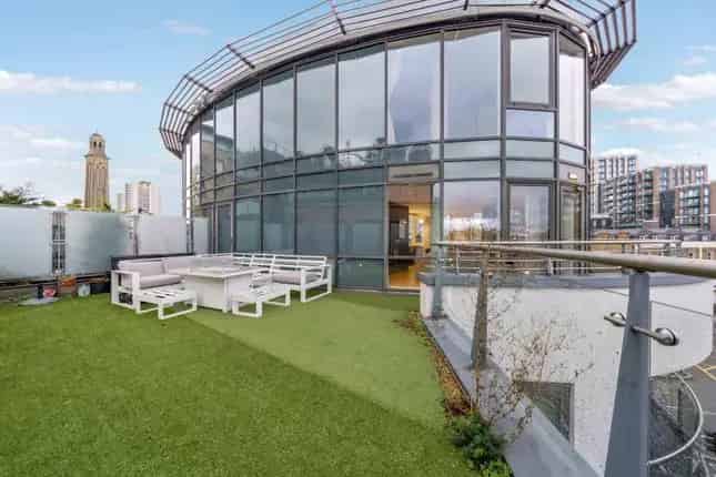 Flat for Sale in Kew Bridge Road Brentford TW8