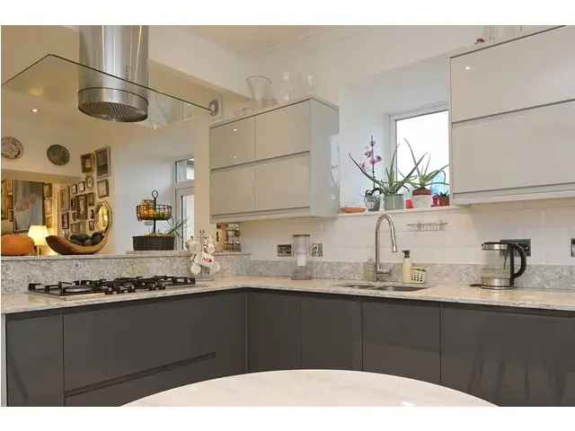 5 Bedroom Detached House for Sale in Shawfair