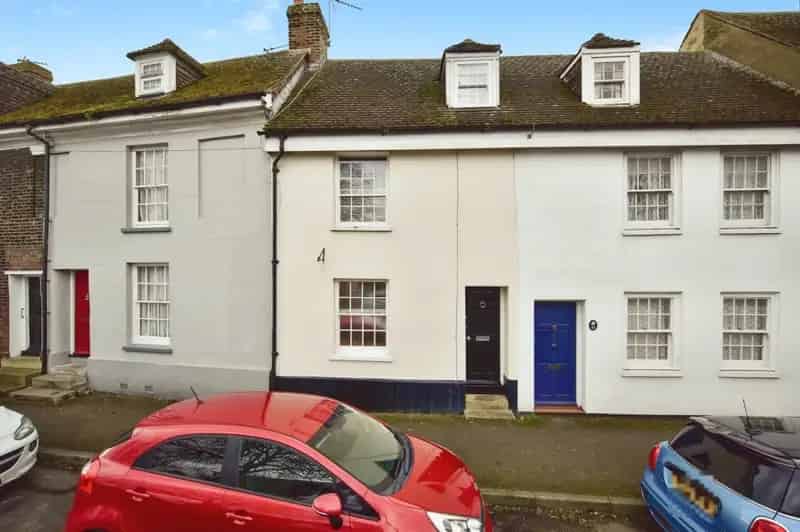Charming 2-Bed Terraced Cottage in Queenborough