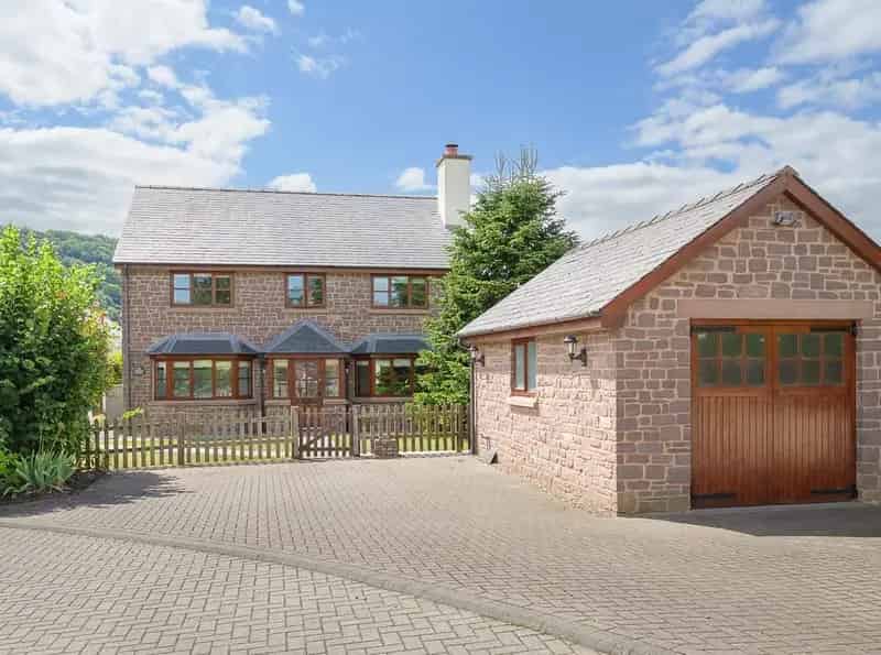 5 Bedroom Detached House for Sale in Whitchurch
