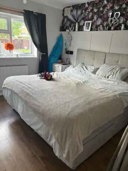 4 Bed House Large Garden Recently Renovated
