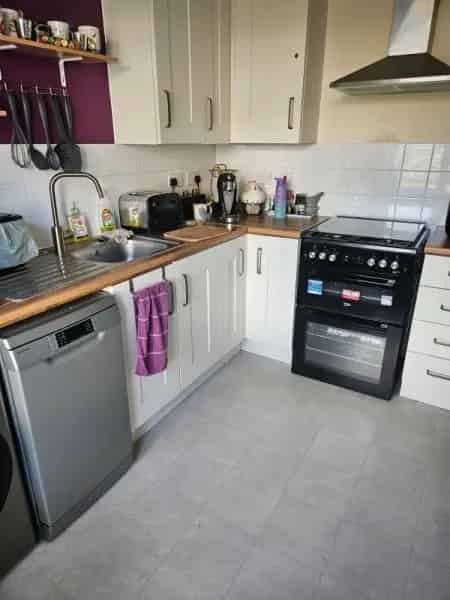 2 Bed House Near Shops and Station