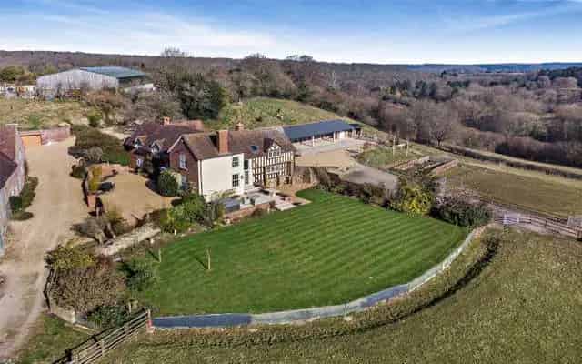 Teddon Manor Family Home with 5 Acres and Stabling