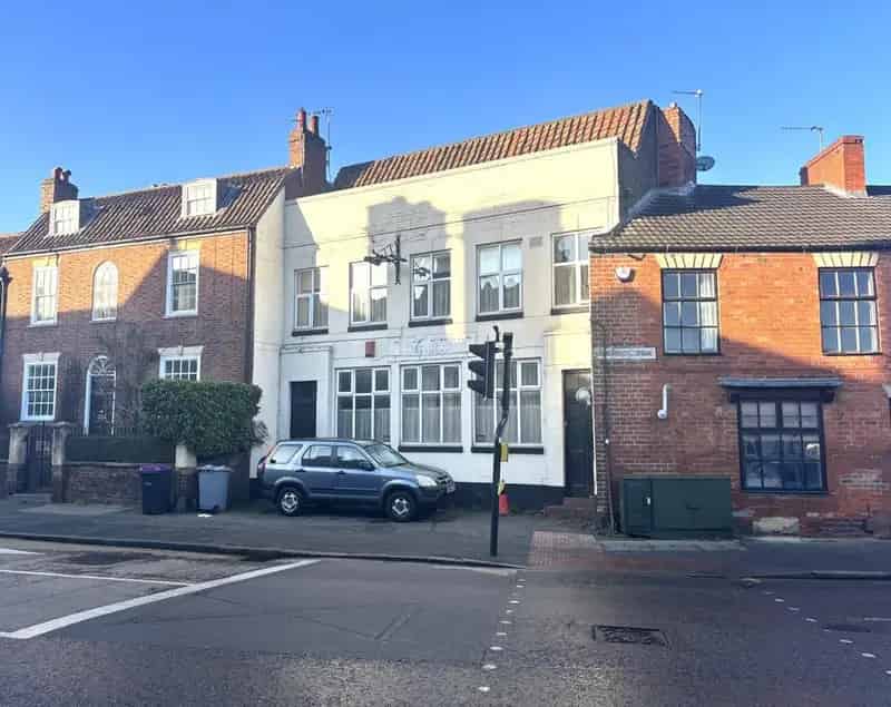 Public House with Living Accommodation and 4 Ensuite Rooms For Sale
