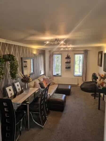 2 Bed Flat Near Medway Hospital Private Parking Pets Allowed
