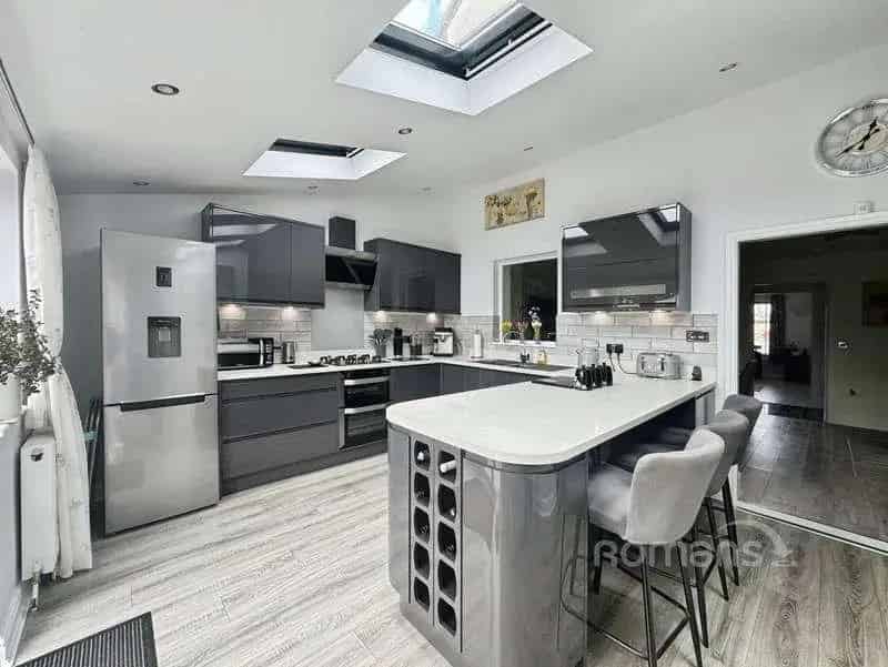 4 Bed House For Sale Spacious Family Home