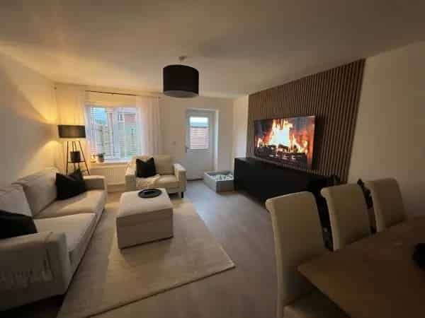 2 King Size Bedrooms House Near Train Station