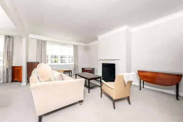Spacious 3-Bed Apartment in Iconic 1930s Mansion Block