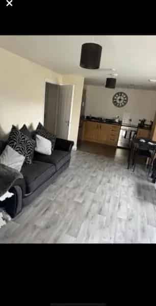 Large 2 Bed Ground Floor Flat Freshly Painted New Flooring