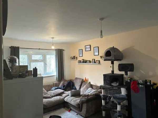 Spacious 2-Bedroom First Floor Flat with Large Kitchen Diner