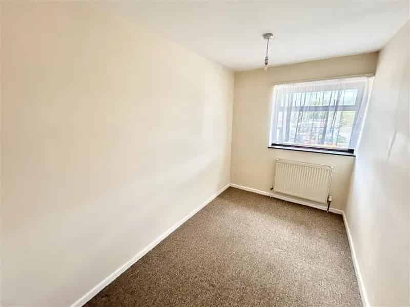 3 Bedroom House Newly Refurbished Family Home Pets Considered Parking