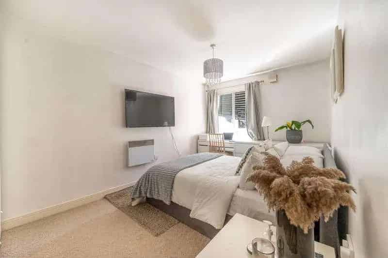2 Bed Flat for Sale Near Stratford