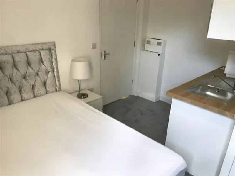 Recently Refurbished Furnished Studio Flat Available Now