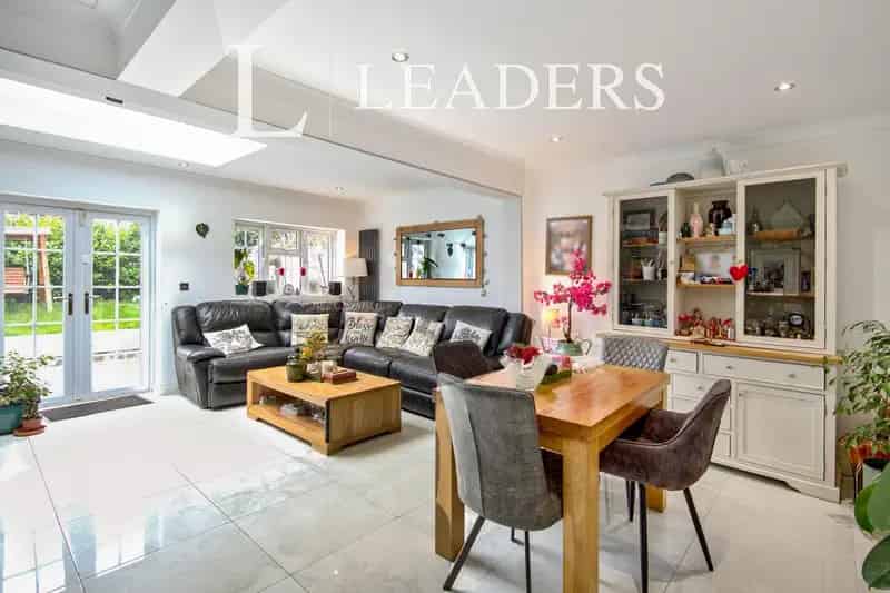 4 Bedroom Detached House To Rent